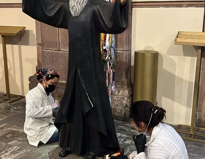  Estudiantes de la UASLP y el INAH participan en limpieza de imágenes del Templo de la Compañía tras daños del 8M