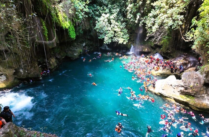  Puente de Dios atrae visitantes en Tamasopo durante la temporada vacacional