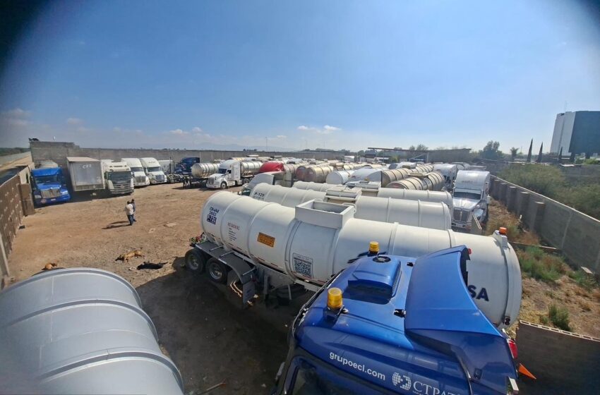  Clausuran depósito ilegal de hidrocarburos con 30 pipas por riesgo de explosión en San Luis Potosí