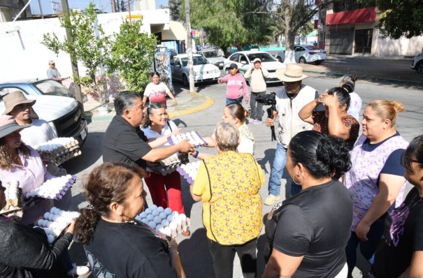  Juan Manuel Navarro lleva apoyo alimentario puerta por puerta y refuerza respaldo a familias de Pavón