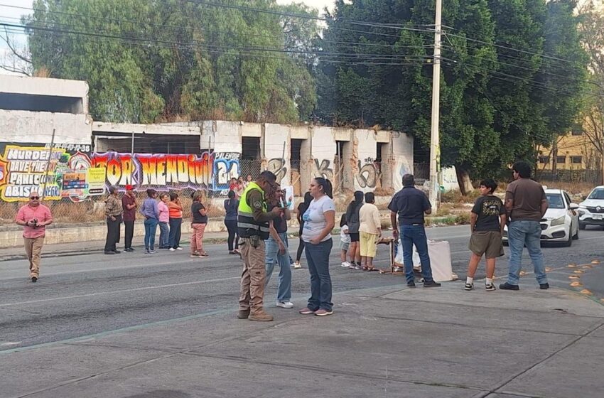  Manifestación por falta de agua colapsa cruce de Carretera a Matehuala y Valentín Amador en Soledad