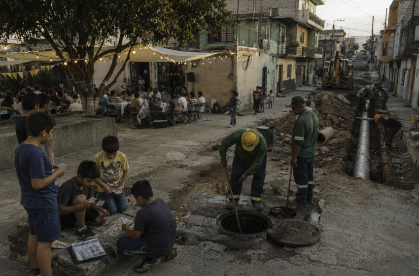  Futuro Compuesto: Entre rifas, estampas, alcantarillas y adoquines: la ciudad que celebra mientras destapa el drenaje
