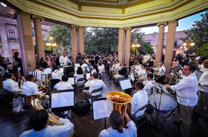  Plaza de Armas se llena de familias con serenata temática de la Banda de Música del Estado