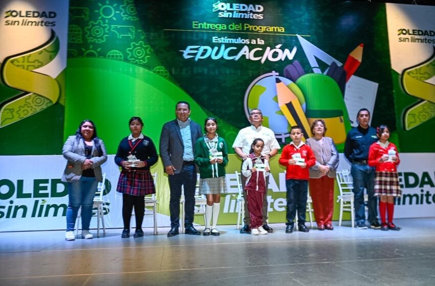  Juan Manuel Navarro entrega apoyos a estudiantes de alto promedio y anuncia ampliación del programa en Soledad