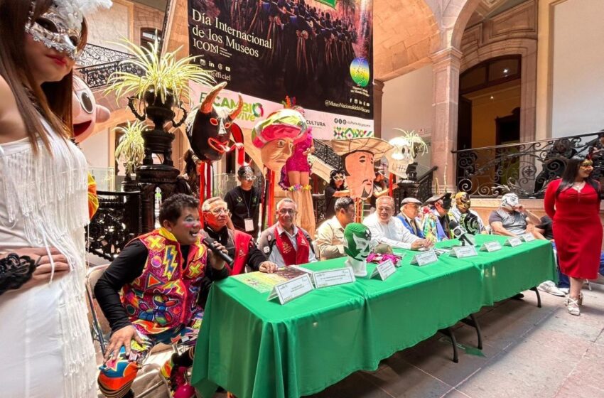  San Luis recupera las callejoneadas con desfile de máscaras y antifaces en el Centro Histórico