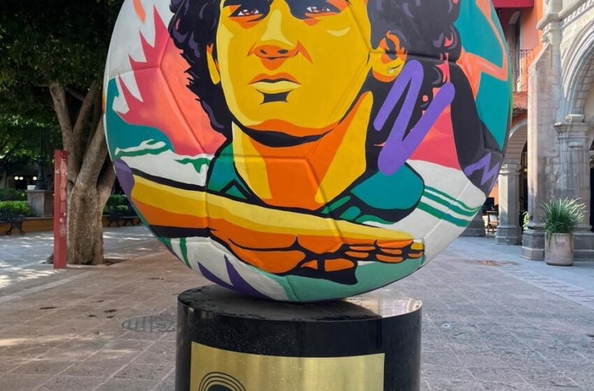  Querétaro lleva el espíritu mundialista al Centro Histórico con una galería urbana de arte futbolero