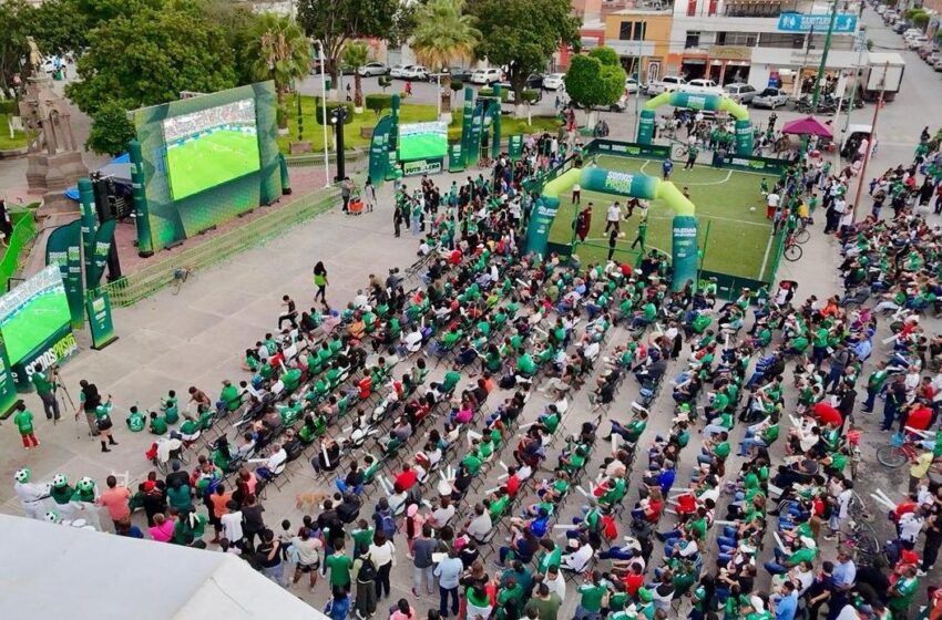  Soledad llena la Plaza Principal para celebrar triunfo de México ante Corea del Sur