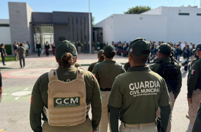  Niñas y niños del CAM participan en honores a la bandera con la Guardia Civil de Soledad