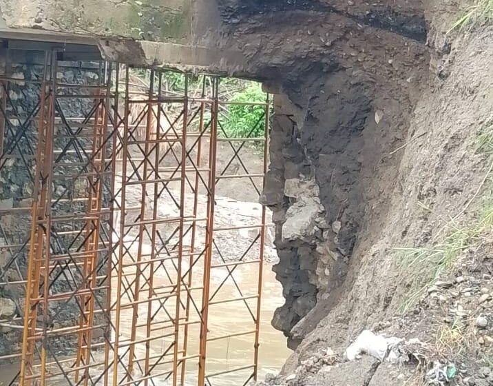  Cierran por completo el puente de la Sagrada Familia por lluvias y daños estructurales