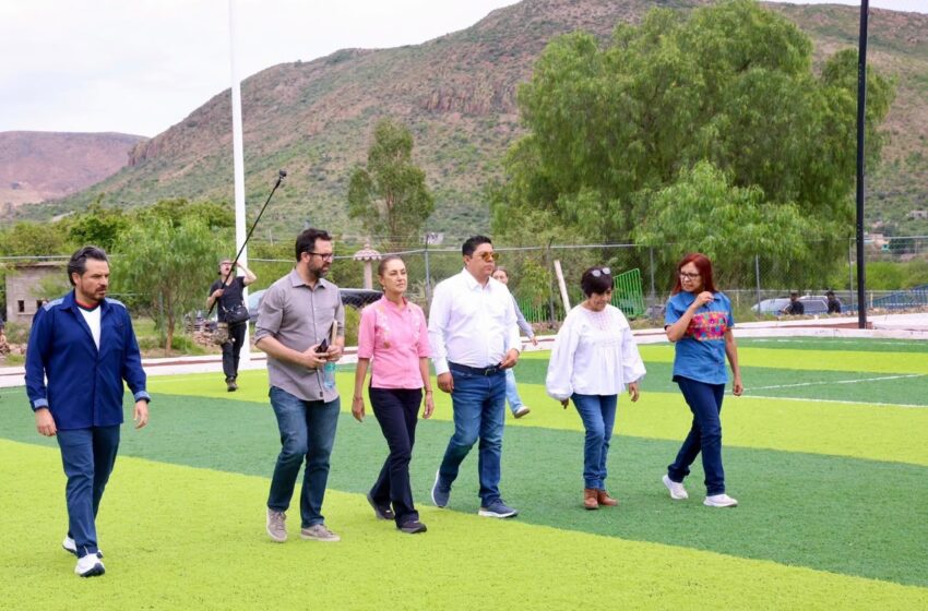  Ricardo Gallardo y Claudia Sheinbaum entregan nueva cancha en Santa María del Río
