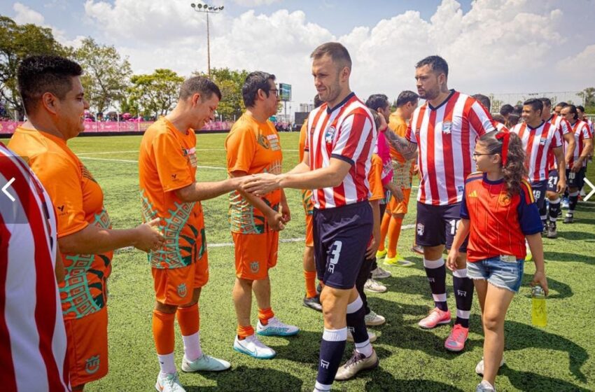  Leyendas de Chivas y papás de Zapopan protagonizan partido amistoso en Unidad Tabachines