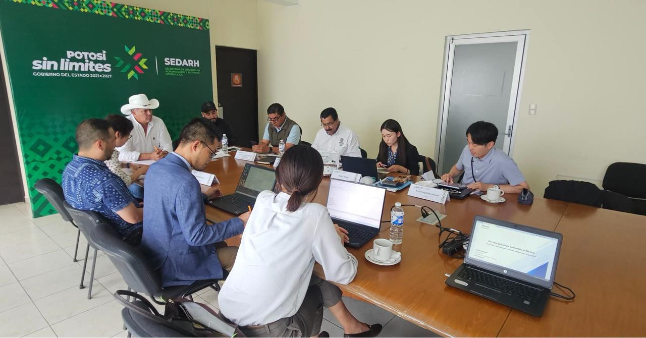 Reunión de la Sedarh con representantes de organismos y empresas para evaluar tecnología japonesa de ahorro de agua en cultivos potosinos.
