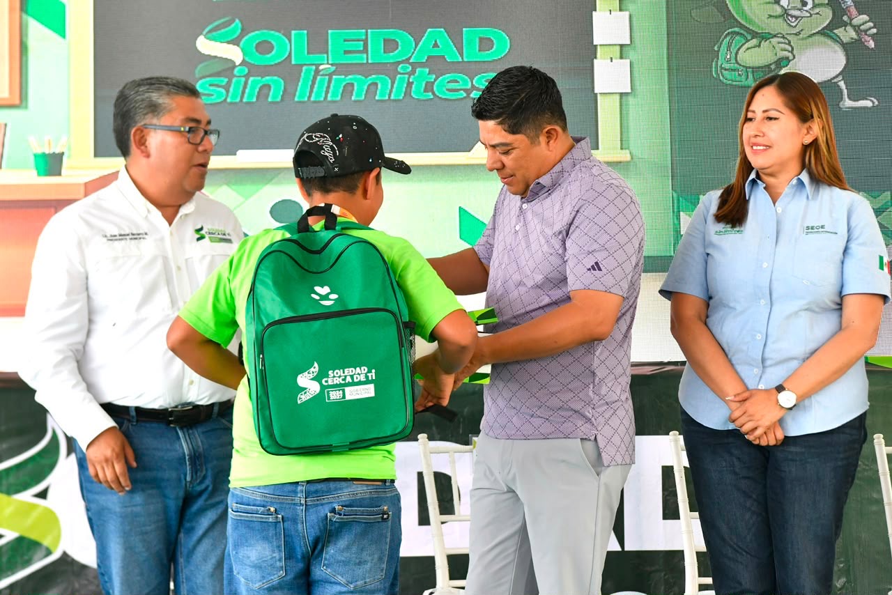 El gobernador Ricardo Gallardo Cardona entrega apoyos escolares a un estudiante en Soledad de Graciano Sánchez.