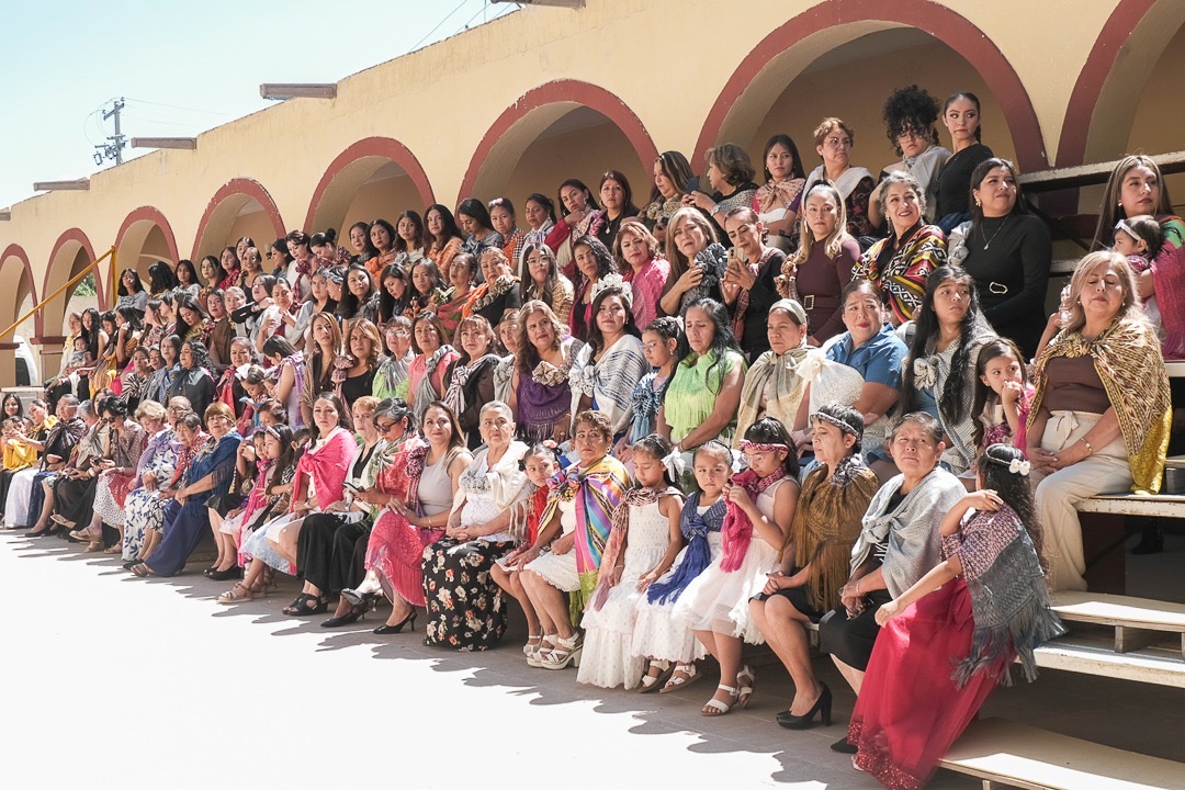 Mujeres portan rebozos tradicionales durante la Sexta Magna Fotografía del Rebozo en Santa María del Río.