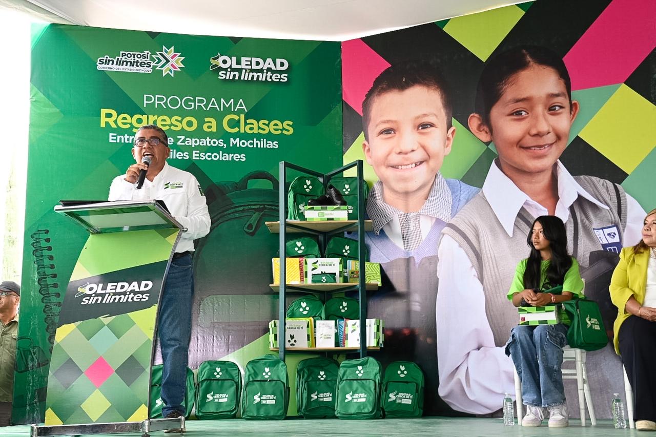 Autoridades entregan mochilas, útiles y zapatos escolares a estudiantes de Soledad de Graciano Sánchez durante el programa Regreso a Clases.