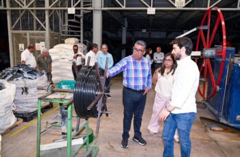 Representantes del Parque Industrial El Nogal conversan con autoridades de Soledad de Graciano Sánchez durante un recorrido por instalaciones industriales.