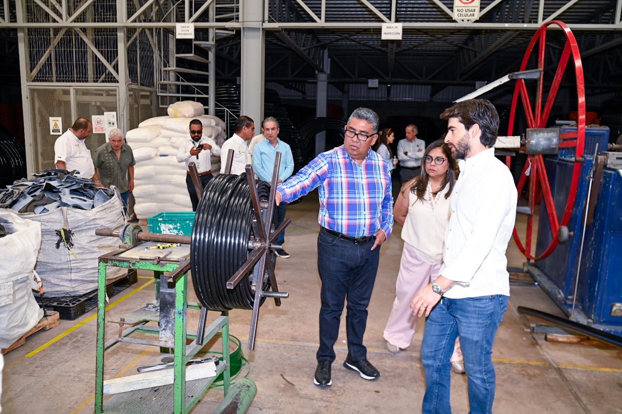 Representantes del Parque Industrial El Nogal conversan con autoridades de Soledad de Graciano Sánchez durante un recorrido por instalaciones industriales.