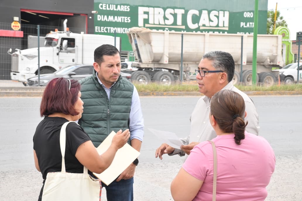 Autoridades de Soledad de Graciano Sánchez atienden a ciudadanas durante un recorrido para revisar necesidades en colonias y comunidades.