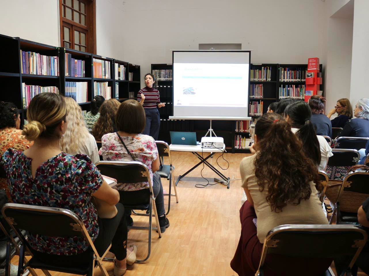 Mujeres participan en una capacitación sobre emprendimiento en San Luis Potosí.