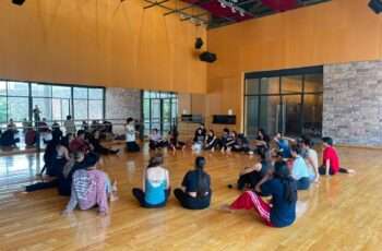 Participantes toman una clase de danza contemporánea durante actividades académicas del Festival Lila López.