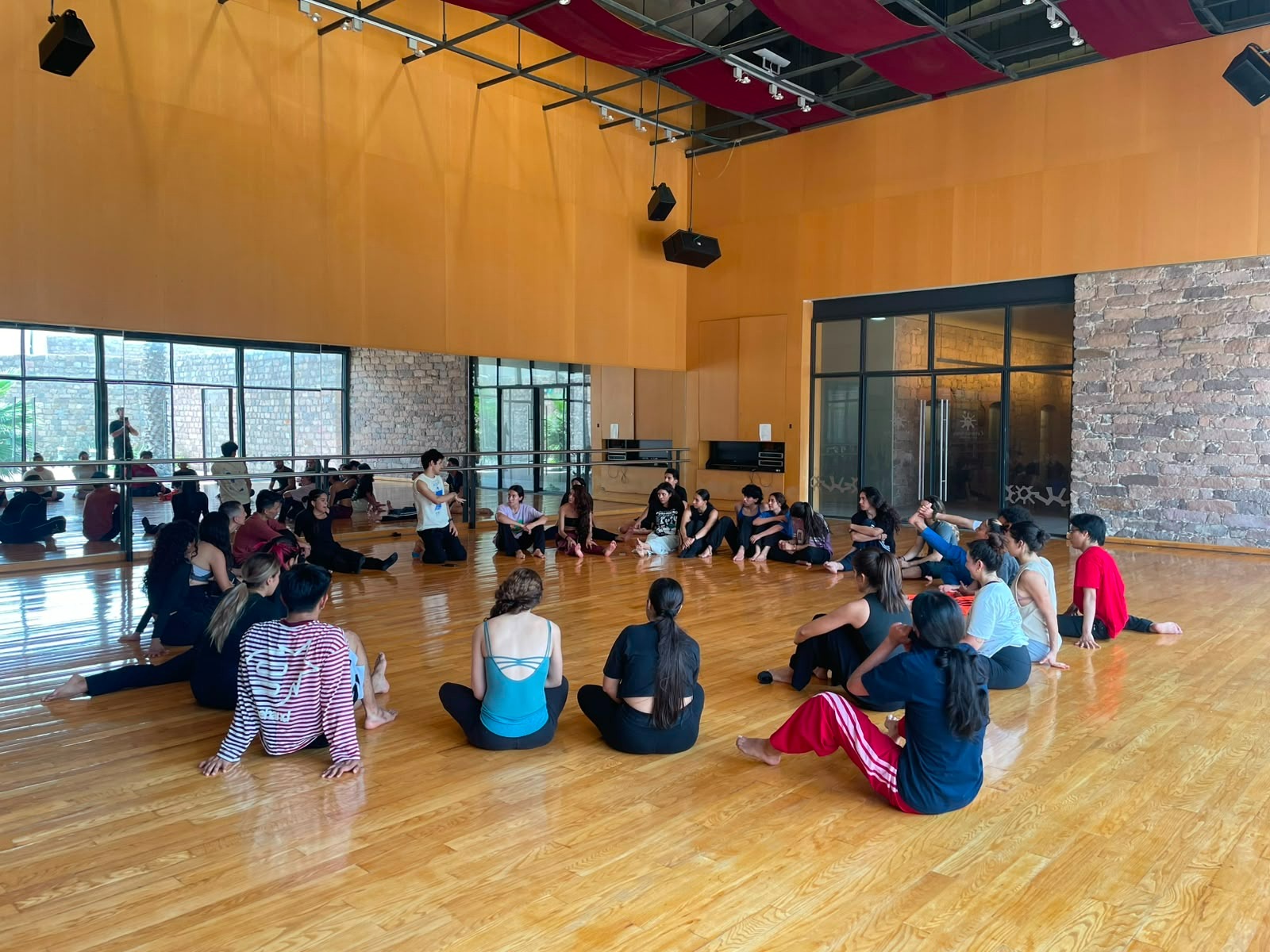 Participantes toman una clase de danza contemporánea durante actividades académicas del Festival Lila López.