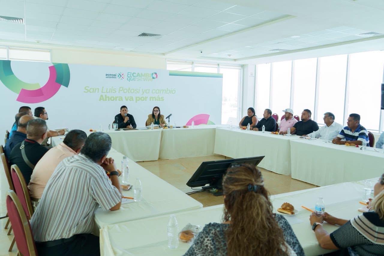 Reunión del gobernador Ricardo Gallardo Cardona con representantes del gremio taxista en San Luis Potosí.