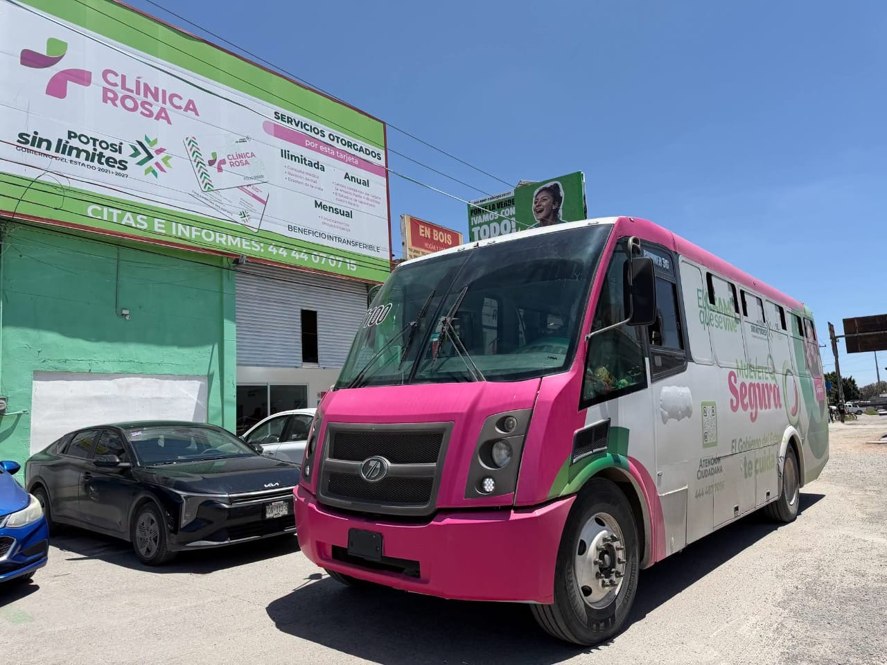 Unidad del programa Muévete Segura frente a una Clínica Rosa para trasladar a mujeres a servicios de salud en San Luis Potosí.