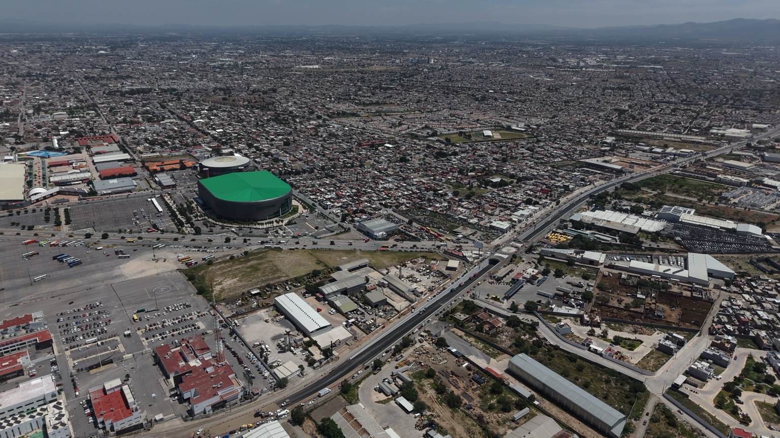 Vista aérea de la zona de la Arena Potosí y vialidades donde se construye el paso a desnivel.