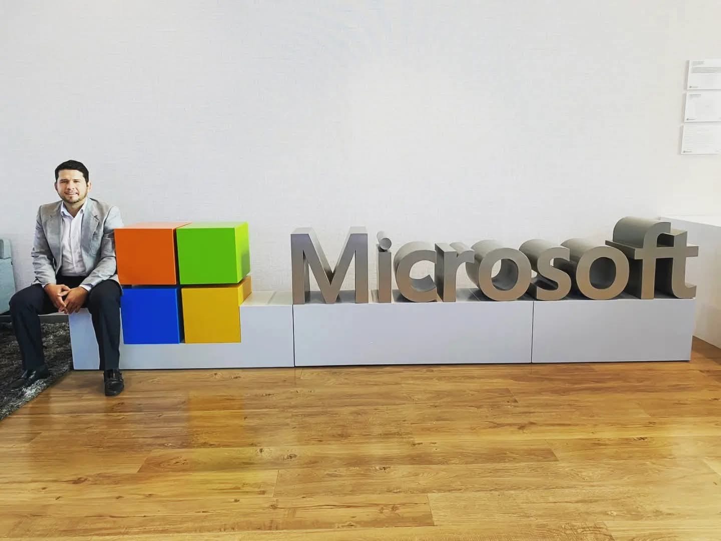 Fernando Daniel Benítez Yudiche en instalaciones de Microsoft
