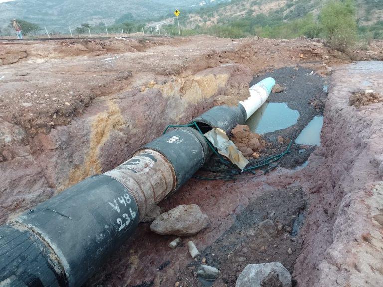 Tubería del acueducto de la presa El Realito en un tramo con trabajos de reparación en San Luis Potosí.