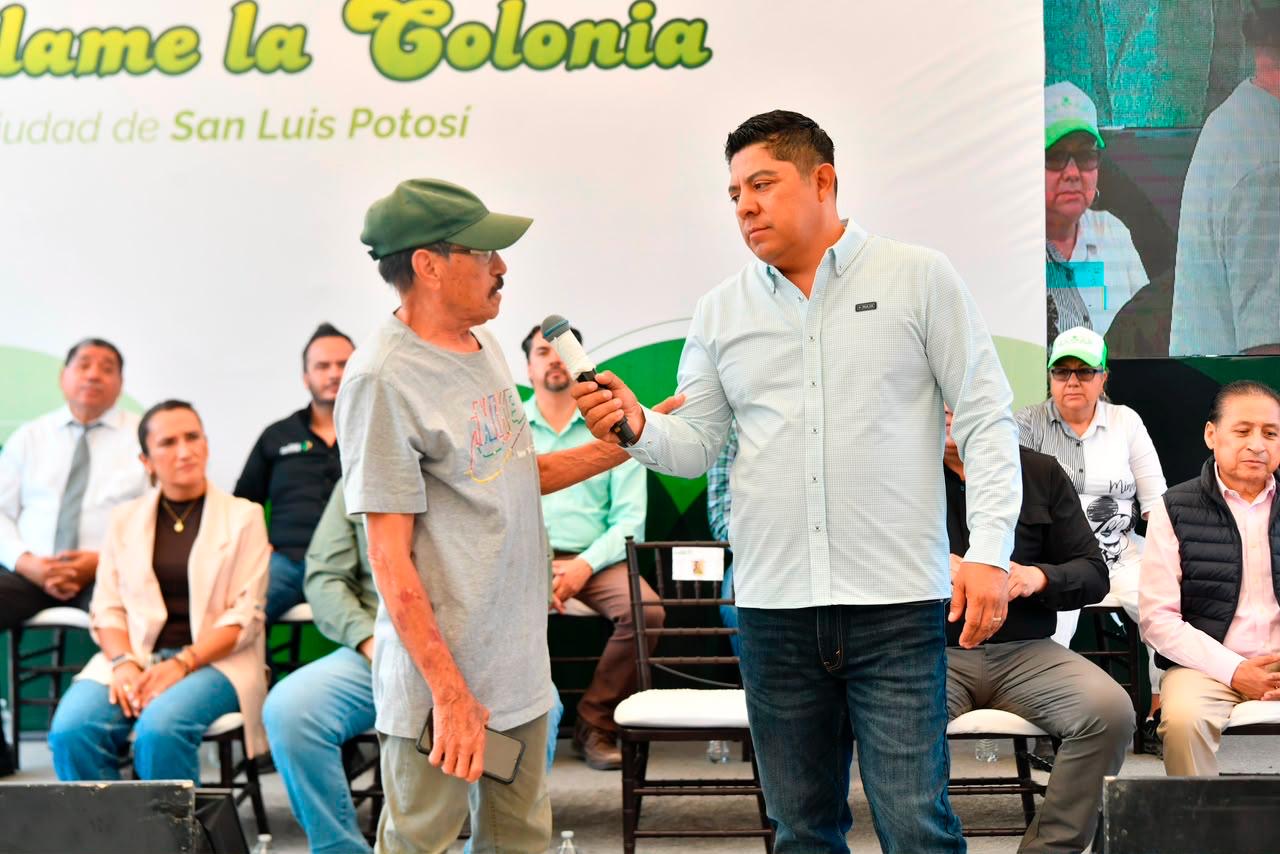 El gobernador Ricardo Gallardo Cardona durante el arranque del programa Enchúlame la Colonia en la colonia Nueva Progreso.