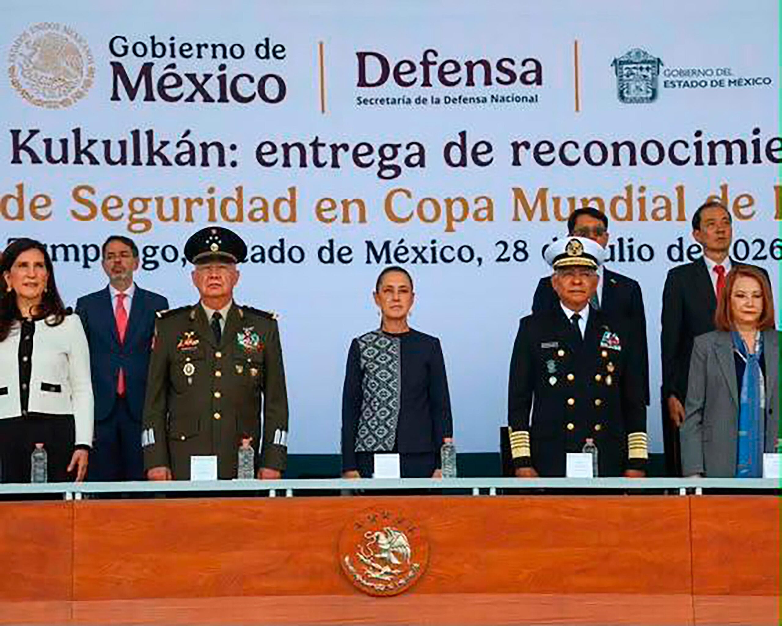 Autoridades federales y estatales durante la entrega de reconocimientos al personal del Plan Kukulkán por el operativo del Mundial 2026.