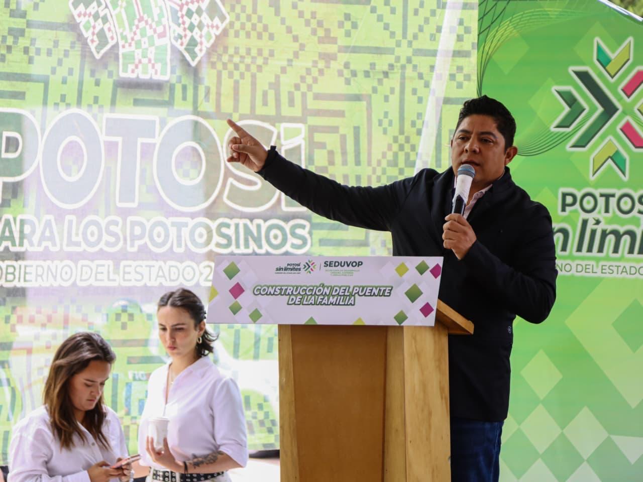 J. Guadalupe Torres Sánchez durante un evento de infraestructura del Gobierno de San Luis Potosí