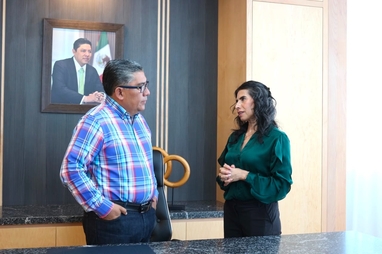 Autoridades de Semujeres y Soledad de Graciano Sánchez durante la firma de convenio para ampliar la atención a mujeres en el Centro Libre.
