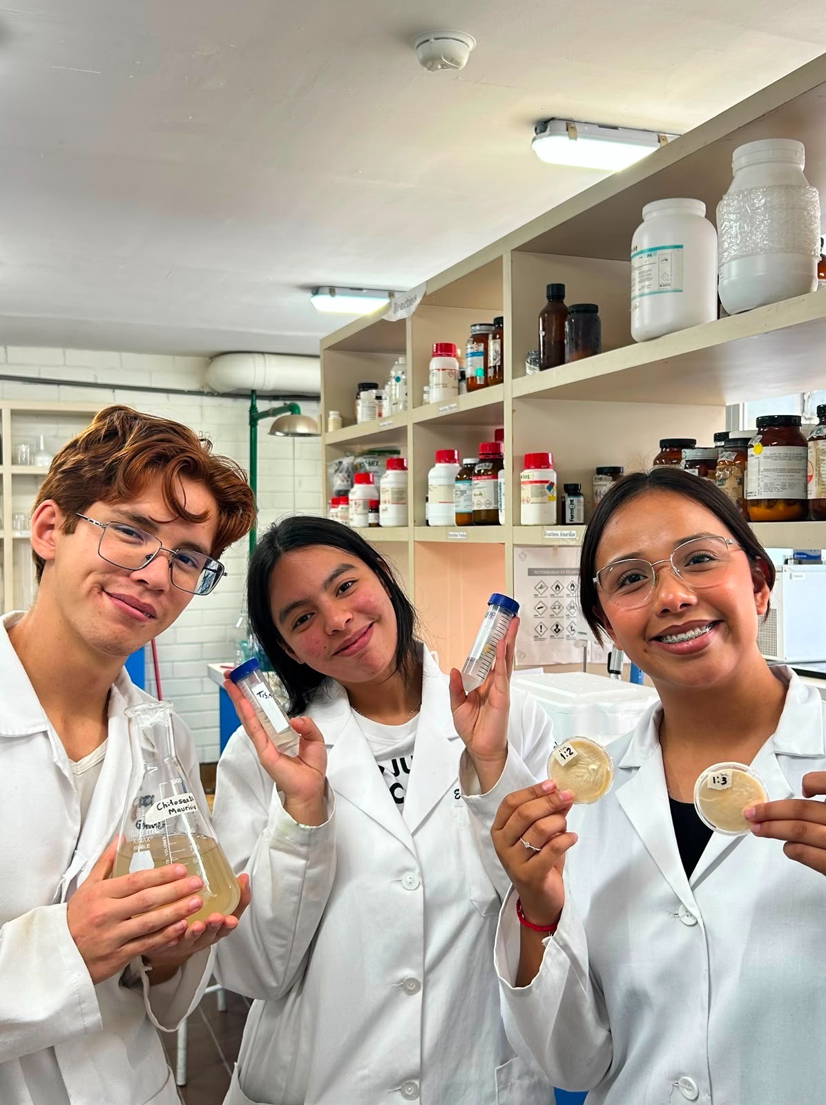 Estudiantes de la UASLP en laboratorio sostienen muestras relacionadas con una investigación sobre espumas nanoestructuradas para descontaminación de agua.