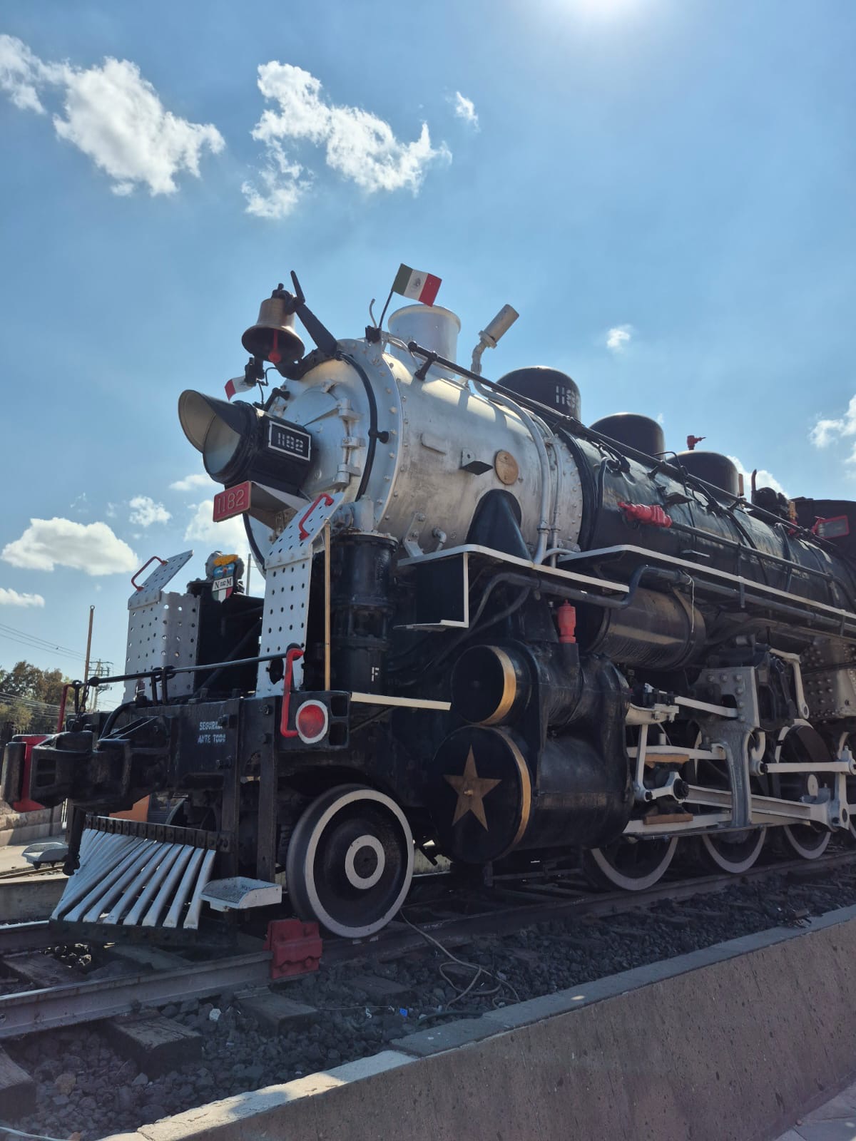 Locomotora histórica exhibida en el Museo del Ferrocarril Jesús García Corona en San Luis Potosí