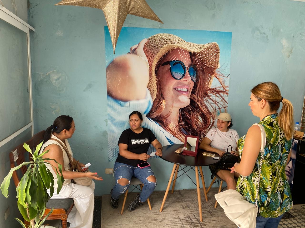 Mujeres reciben atención en el Centro de Justicia para las Mujeres de Matlapa.