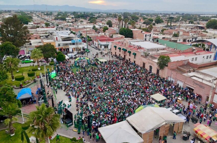  Familias llenan la Plaza Principal de Soledad para ver partidos del Mundial