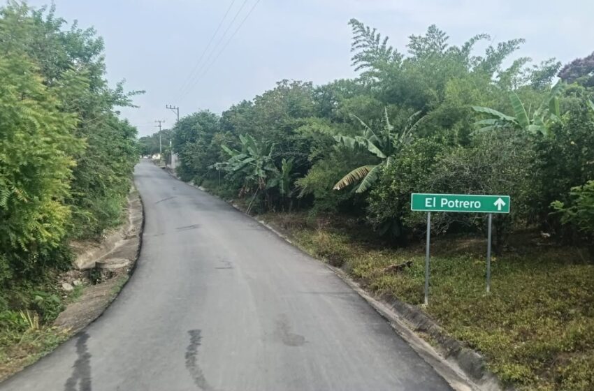  Avanza rehabilitación del camino Octlamecayo–El Potrero en San Martín Chalchicuautla