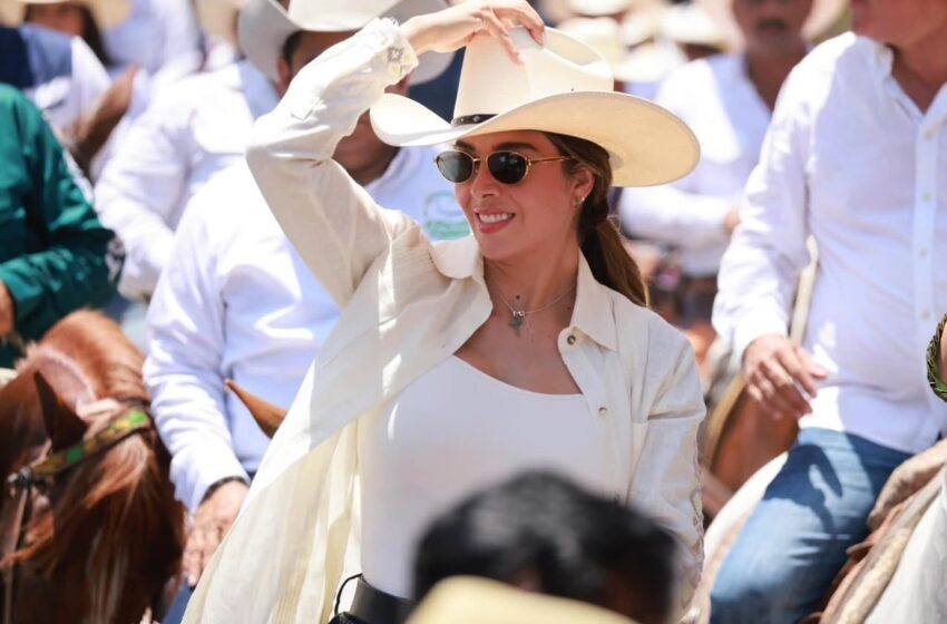  RUTH GONZÁLEZ ENCABEZA TRADICIONAL CABALGATA EN AQUISMÓN