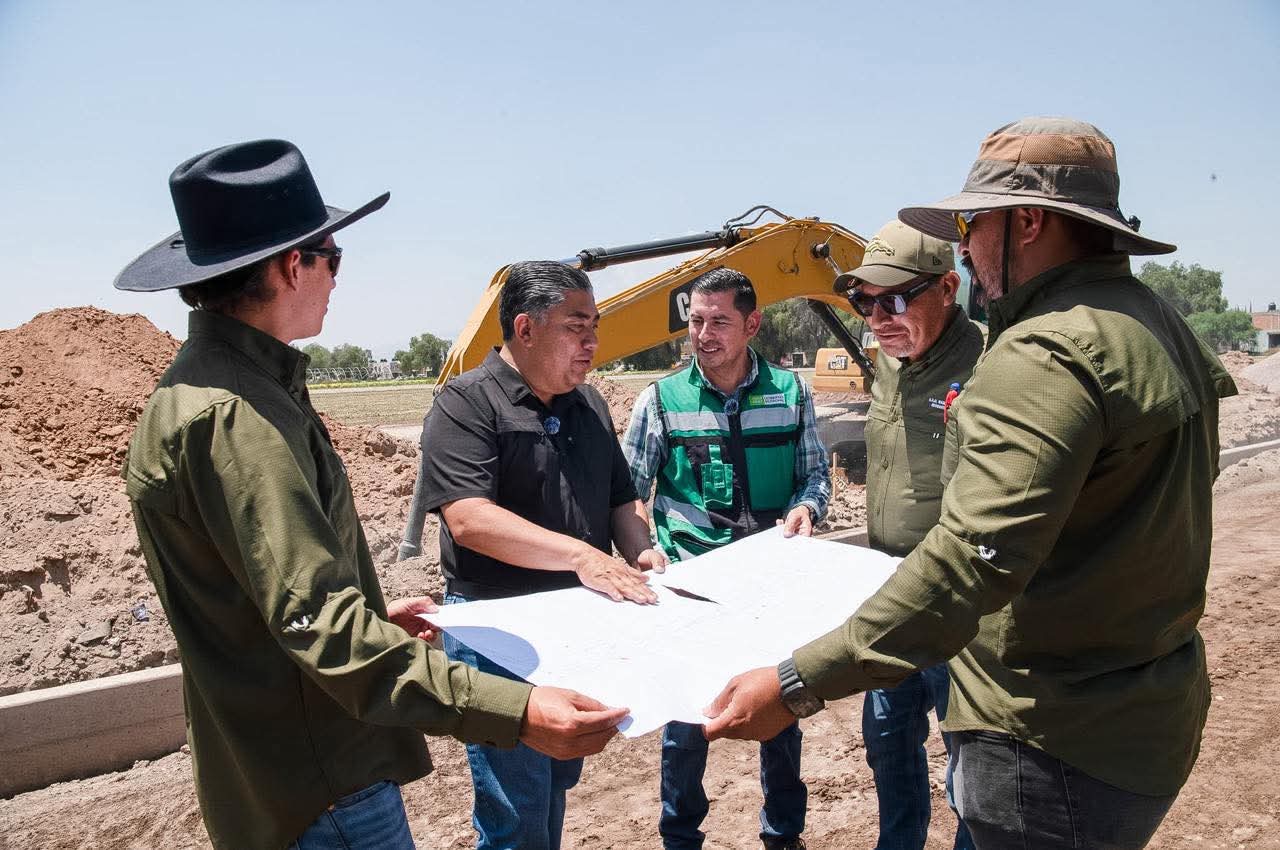 Juan Manuel Navarro Muñiz revisa planos de obra durante la rehabilitación de la avenida Ponciano Arriaga en Soledad de Graciano Sánchez.