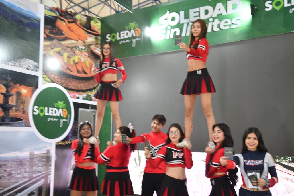 Participantes en el stand de Soledad de Graciano Sánchez durante la promoción turística del municipio en la Feria Nacional Potosina 2026.