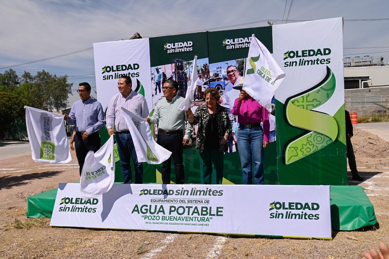 Autoridades municipales durante el inicio del equipamiento del Pozo Buenaventura en Soledad de Graciano Sánchez para mejorar el abasto de agua potable.