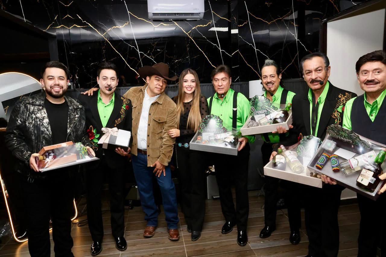 Participantes en el cierre de la FENAPO 2026 posan con reconocimientos y productos potosinos