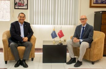Ernesto Expósito, académico de la Universidad de Pau y de los Países del Adour, durante su visita a la Universidad Autónoma de San Luis Potosí para fortalecer la colaboración internacional.