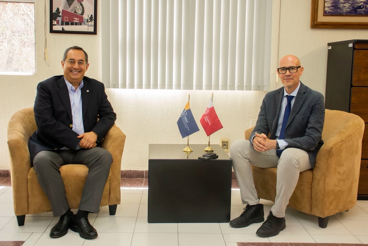 Ernesto Expósito, académico de la Universidad de Pau y de los Países del Adour, durante su visita a la Universidad Autónoma de San Luis Potosí para fortalecer la colaboración internacional.