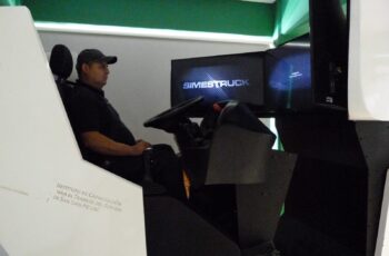 Persona utilizando un simulador de conducción del ICAT durante una capacitación de manejo defensivo en San Luis Potosí
