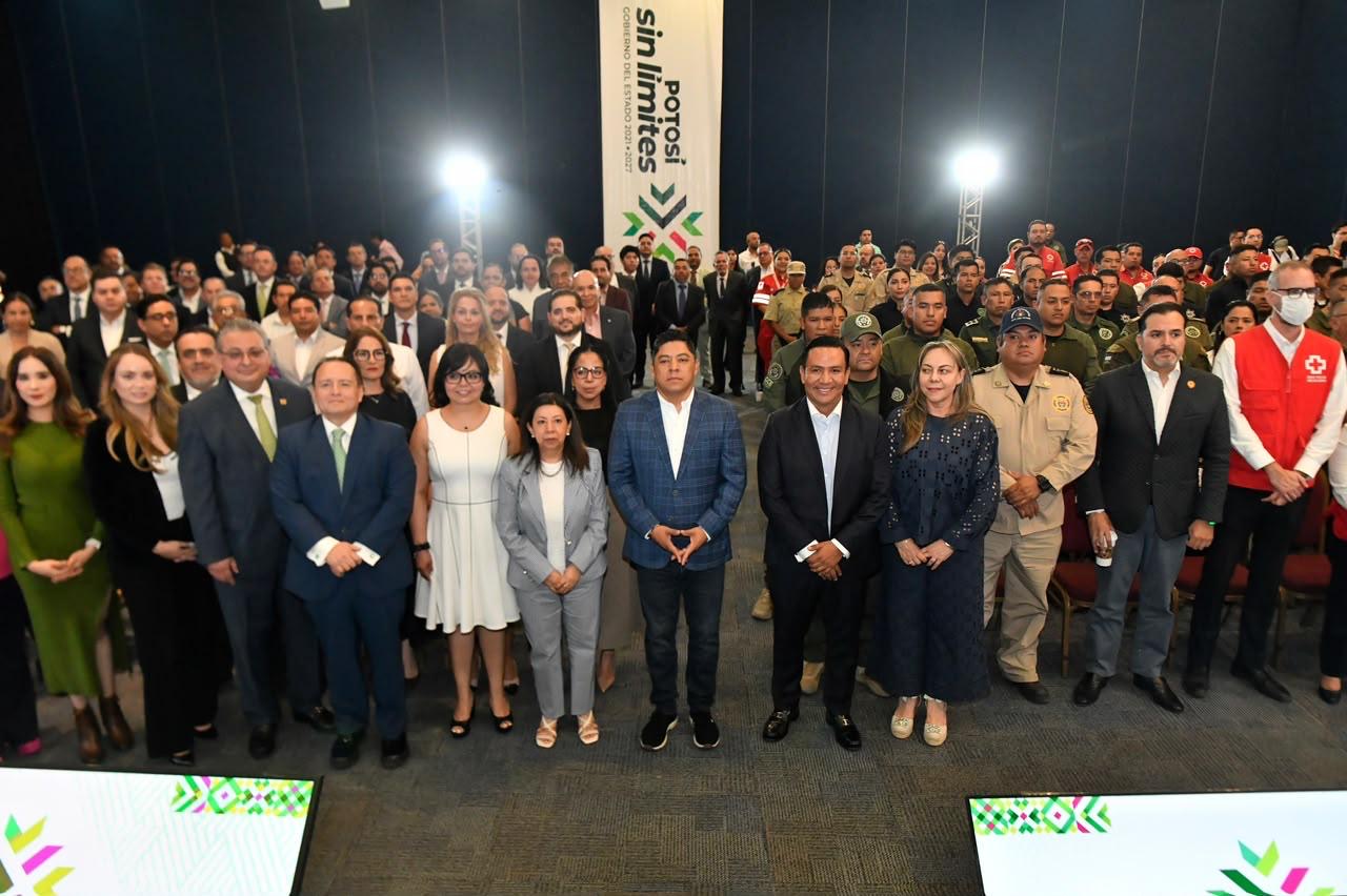 Ricardo Gallardo Cardona durante el arranque de la campaña Meses del Testamento, acompañado por autoridades notariales y cuerpos de seguridad y auxilio en San Luis Potosí.