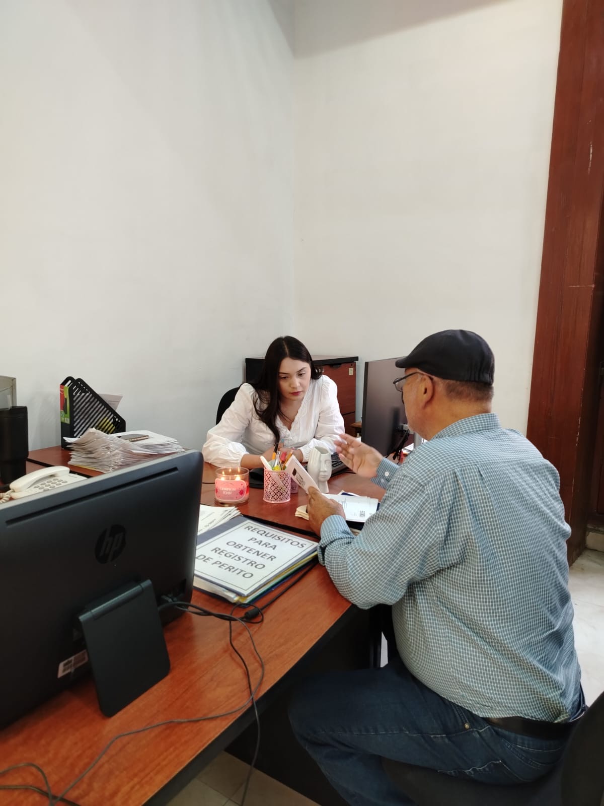 Personal de la Dirección General de Gobernación atiende a un ciudadano interesado en el registro al padrón estatal de peritos.