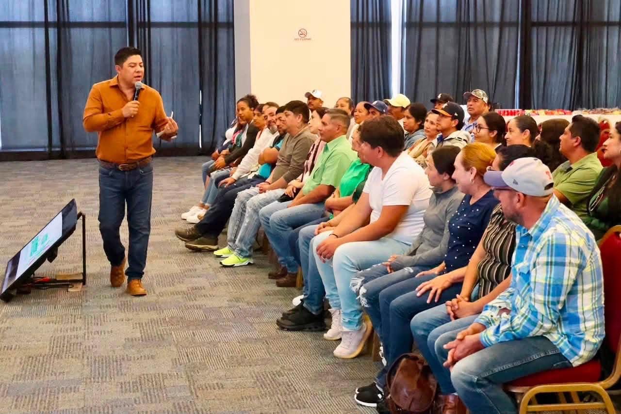 Ricardo Gallardo Cardona durante reunión con delegados de Sedesore para revisar apoyos alimentarios en Villa de la Paz y Villa de Arista